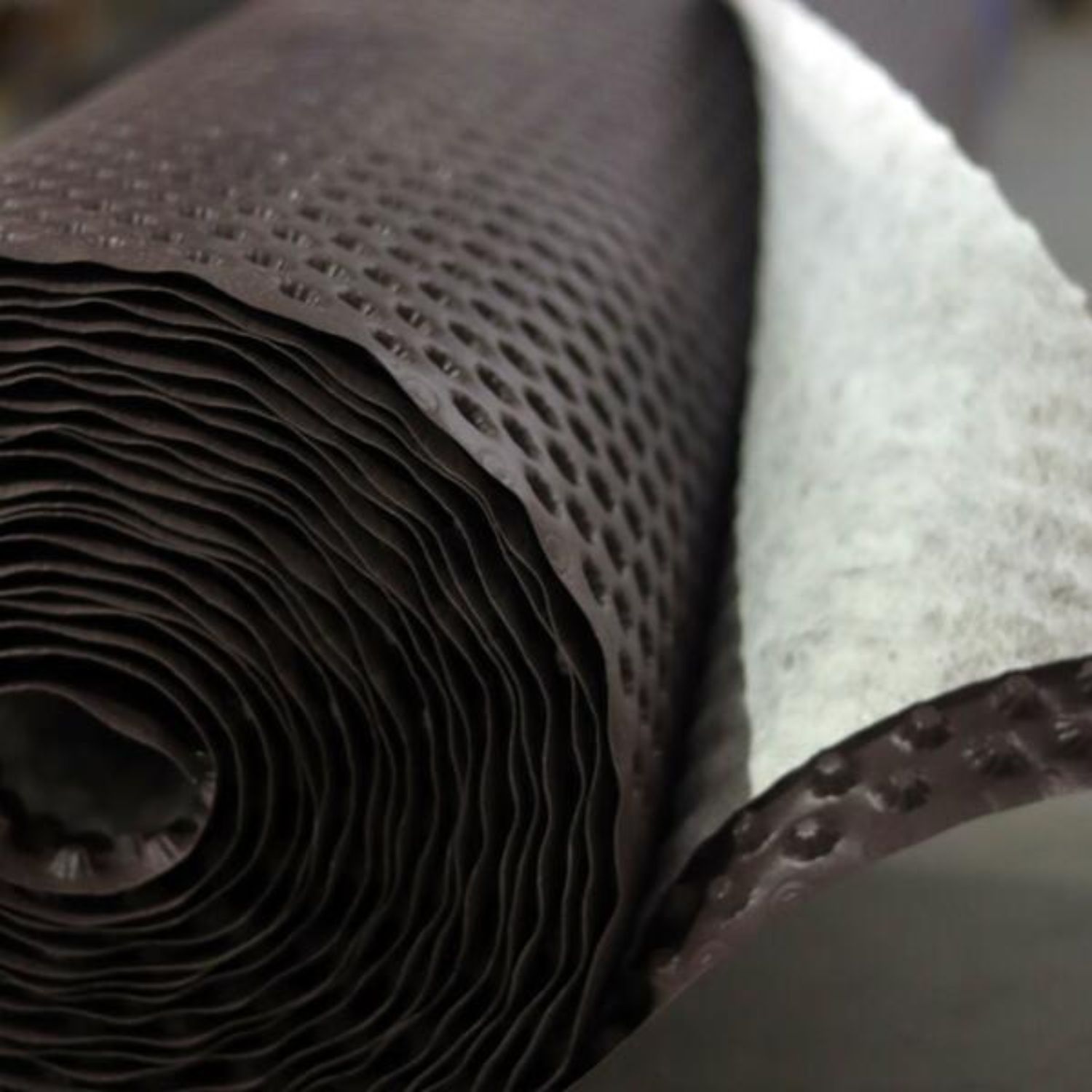 Membrana Drenante 475G/M2 com Geotêxtil Danodren H25 PLUS Resistência Compressão 350 kN/m2